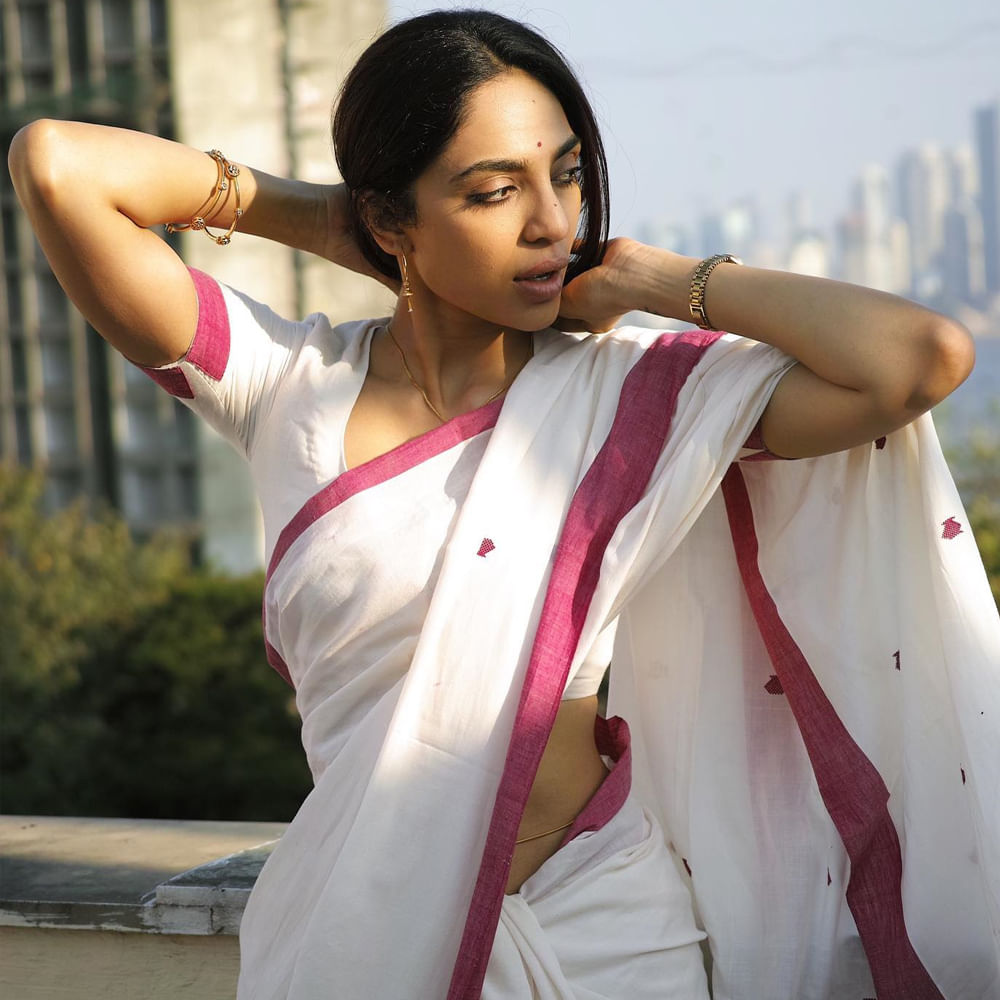 అచ్చ తెలుగు అమ్మాయి అయిన శోభిత ధూళిపాళ్ల బాలీవుడ్ లో అరంగేట్రం చేశారు. నవాజుద్దీన్ సిద్దిఖీ హీరోగా తెరకెక్కిన రామన్ రాఘవ్ 2.0  చిత్రంతో ఆమె సిల్వర్ స్క్రీన్ కి పరిచయమయ్యారు. హీరో అడివి శేష్ ఆమెను టాలీవుడ్ కి తీసుకొచ్చారు.  తాజాగా అమ్మడు షేర్ చేసిన ఫోటోలు నెటిజన్లను తెగ ఆకట్టుకుంటున్నాయి.