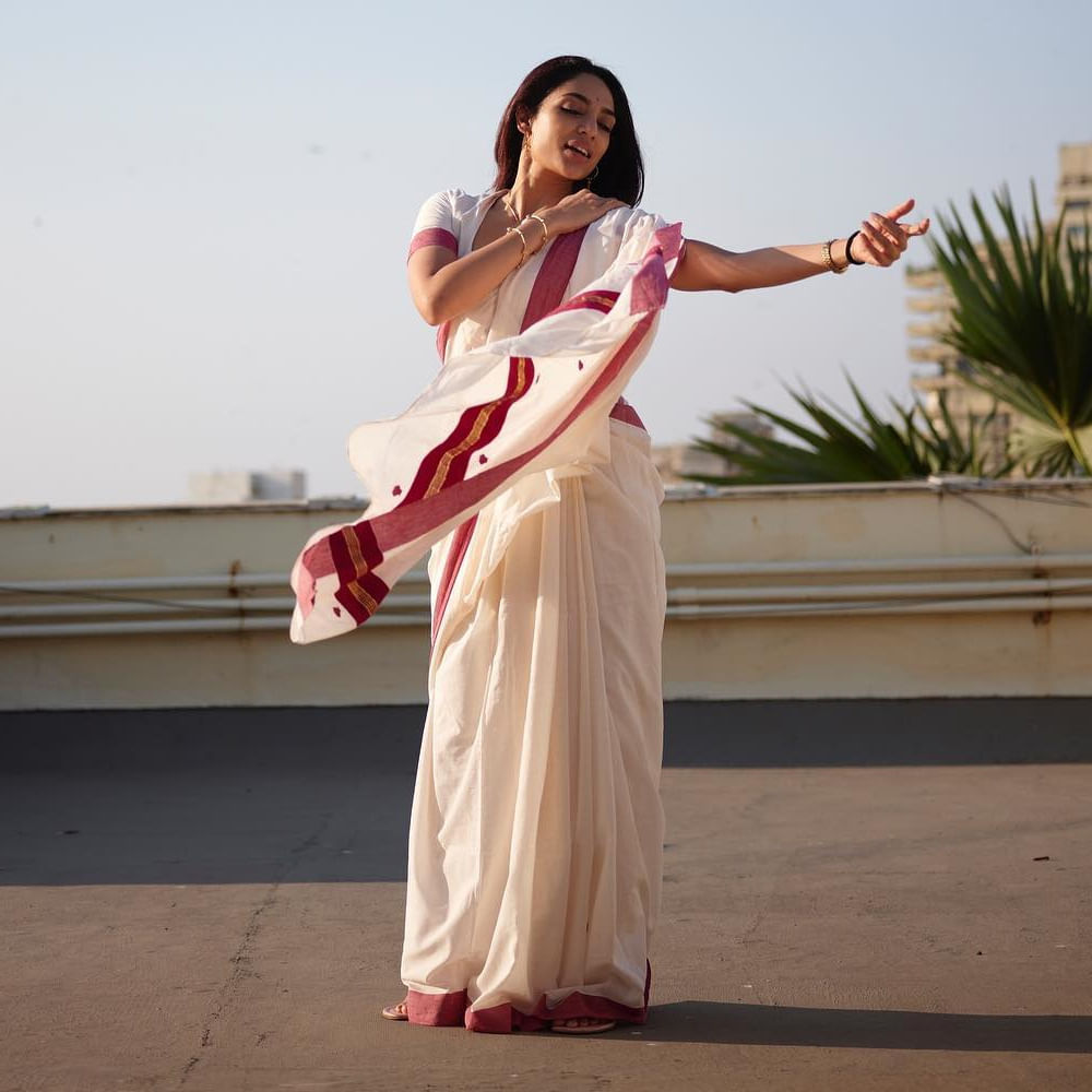 అచ్చ తెలుగు అమ్మాయి అయిన శోభిత ధూళిపాళ్ల బాలీవుడ్ లో అరంగేట్రం చేశారు. నవాజుద్దీన్ సిద్దిఖీ హీరోగా తెరకెక్కిన రామన్ రాఘవ్ 2.0  చిత్రంతో ఆమె సిల్వర్ స్క్రీన్ కి పరిచయమయ్యారు. హీరో అడివి శేష్ ఆమెను టాలీవుడ్ కి తీసుకొచ్చారు.  తాజాగా అమ్మడు షేర్ చేసిన ఫోటోలు నెటిజన్లను తెగ ఆకట్టుకుంటున్నాయి.