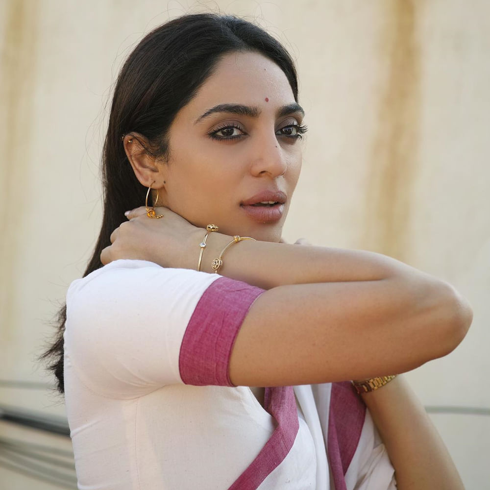 అచ్చ తెలుగు అమ్మాయి అయిన శోభిత ధూళిపాళ్ల బాలీవుడ్ లో అరంగేట్రం చేశారు. నవాజుద్దీన్ సిద్దిఖీ హీరోగా తెరకెక్కిన రామన్ రాఘవ్ 2.0  చిత్రంతో ఆమె సిల్వర్ స్క్రీన్ కి పరిచయమయ్యారు. హీరో అడివి శేష్ ఆమెను టాలీవుడ్ కి తీసుకొచ్చారు.  తాజాగా అమ్మడు షేర్ చేసిన ఫోటోలు నెటిజన్లను తెగ ఆకట్టుకుంటున్నాయి.