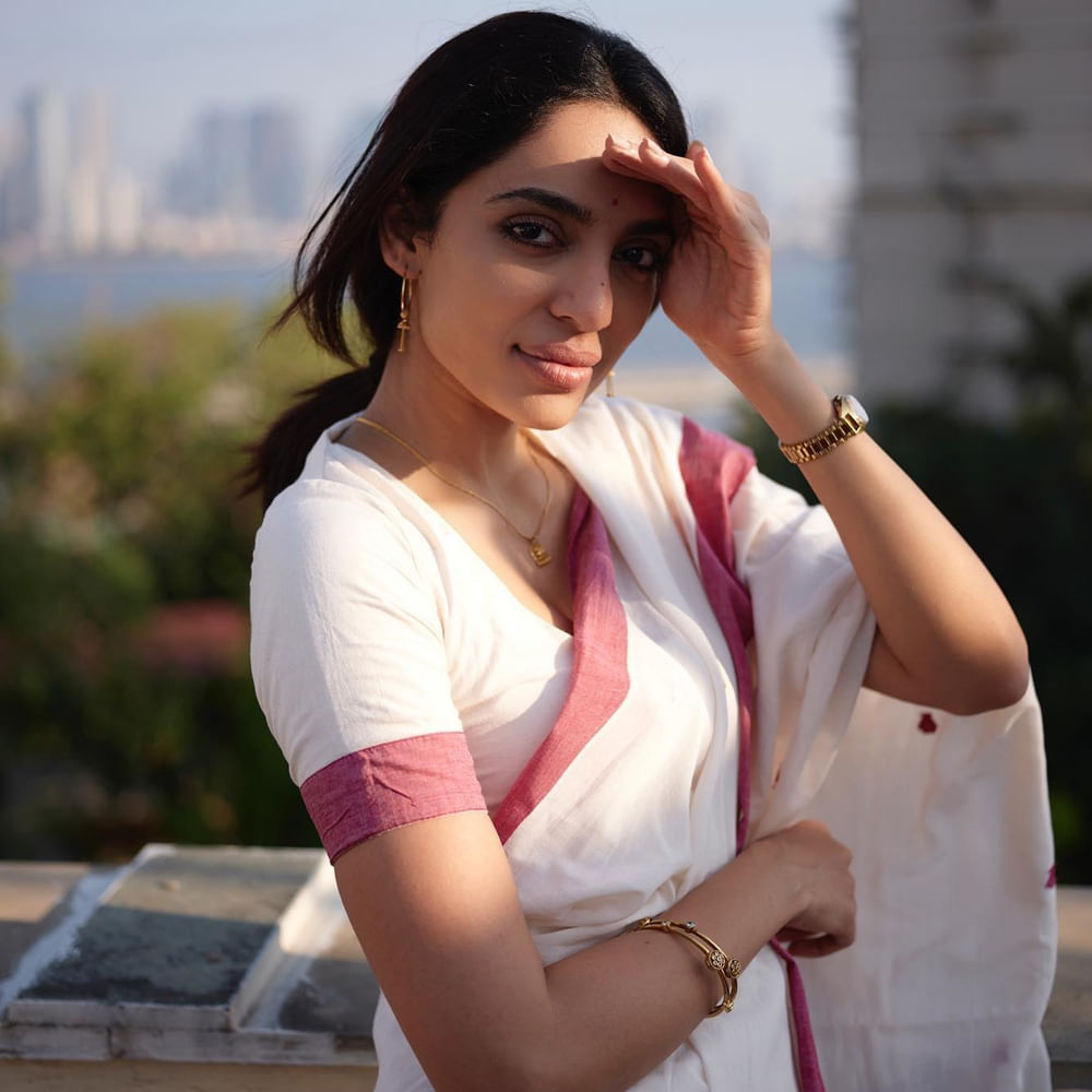 అచ్చ తెలుగు అమ్మాయి అయిన శోభిత ధూళిపాళ్ల బాలీవుడ్ లో అరంగేట్రం చేశారు. నవాజుద్దీన్ సిద్దిఖీ హీరోగా తెరకెక్కిన రామన్ రాఘవ్ 2.0  చిత్రంతో ఆమె సిల్వర్ స్క్రీన్ కి పరిచయమయ్యారు. హీరో అడివి శేష్ ఆమెను టాలీవుడ్ కి తీసుకొచ్చారు.  తాజాగా అమ్మడు షేర్ చేసిన ఫోటోలు నెటిజన్లను తెగ ఆకట్టుకుంటున్నాయి.