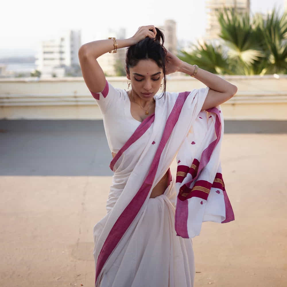 అచ్చ తెలుగు అమ్మాయి అయిన శోభిత ధూళిపాళ్ల బాలీవుడ్ లో అరంగేట్రం చేశారు. నవాజుద్దీన్ సిద్దిఖీ హీరోగా తెరకెక్కిన రామన్ రాఘవ్ 2.0 చిత్రంతో ఆమె సిల్వర్ స్క్రీన్ కి పరిచయమయ్యారు. హీరో అడివి శేష్ ఆమెను టాలీవుడ్ కి తీసుకొచ్చారు. తాజాగా అమ్మడు షేర్ చేసిన ఫోటోలు నెటిజన్లను తెగ ఆకట్టుకుంటున్నాయి.