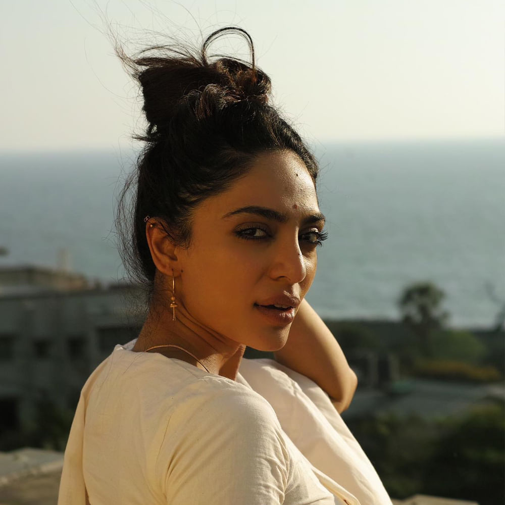 అచ్చ తెలుగు అమ్మాయి అయిన శోభిత ధూళిపాళ్ల బాలీవుడ్ లో అరంగేట్రం చేశారు. నవాజుద్దీన్ సిద్దిఖీ హీరోగా తెరకెక్కిన రామన్ రాఘవ్ 2.0  చిత్రంతో ఆమె సిల్వర్ స్క్రీన్ కి పరిచయమయ్యారు. హీరో అడివి శేష్ ఆమెను టాలీవుడ్ కి తీసుకొచ్చారు.  తాజాగా అమ్మడు షేర్ చేసిన ఫోటోలు నెటిజన్లను తెగ ఆకట్టుకుంటున్నాయి.