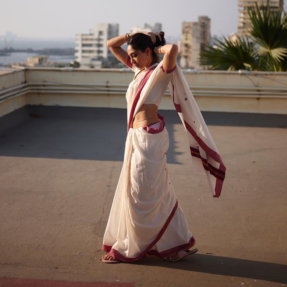 అచ్చ తెలుగు అమ్మాయి అయిన శోభిత ధూళిపాళ్ల బాలీవుడ్ లో అరంగేట్రం చేశారు. నవాజుద్దీన్ సిద్దిఖీ హీరోగా తెరకెక్కిన రామన్ రాఘవ్ 2.0  చిత్రంతో ఆమె సిల్వర్ స్క్రీన్ కి పరిచయమయ్యారు. హీరో అడివి శేష్ ఆమెను టాలీవుడ్ కి తీసుకొచ్చారు.  తాజాగా అమ్మడు షేర్ చేసిన ఫోటోలు నెటిజన్లను తెగ ఆకట్టుకుంటున్నాయి.