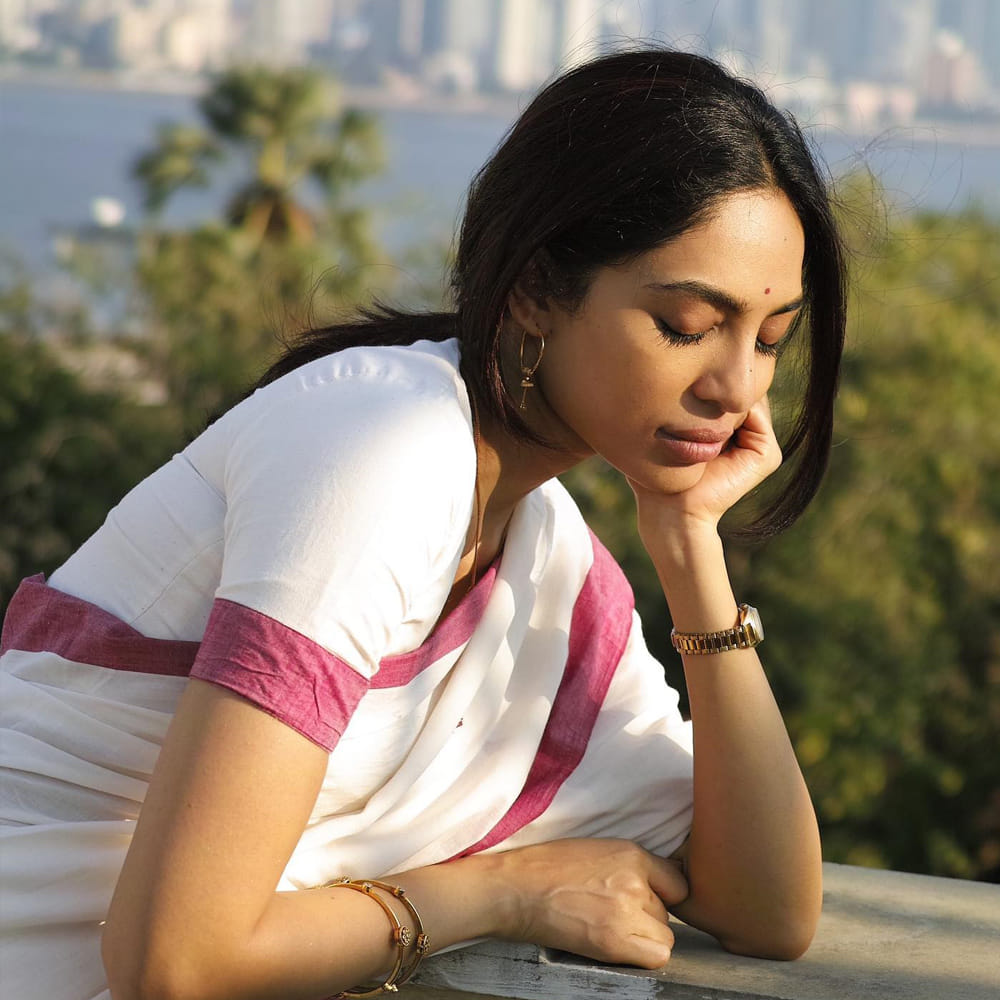 అచ్చ తెలుగు అమ్మాయి అయిన శోభిత ధూళిపాళ్ల బాలీవుడ్ లో అరంగేట్రం చేశారు. నవాజుద్దీన్ సిద్దిఖీ హీరోగా తెరకెక్కిన రామన్ రాఘవ్ 2.0  చిత్రంతో ఆమె సిల్వర్ స్క్రీన్ కి పరిచయమయ్యారు. హీరో అడివి శేష్ ఆమెను టాలీవుడ్ కి తీసుకొచ్చారు.  తాజాగా అమ్మడు షేర్ చేసిన ఫోటోలు నెటిజన్లను తెగ ఆకట్టుకుంటున్నాయి.