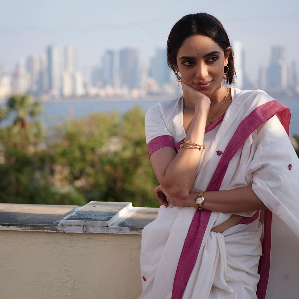 అచ్చ తెలుగు అమ్మాయి అయిన శోభిత ధూళిపాళ్ల బాలీవుడ్ లో అరంగేట్రం చేశారు. నవాజుద్దీన్ సిద్దిఖీ హీరోగా తెరకెక్కిన రామన్ రాఘవ్ 2.0  చిత్రంతో ఆమె సిల్వర్ స్క్రీన్ కి పరిచయమయ్యారు. హీరో అడివి శేష్ ఆమెను టాలీవుడ్ కి తీసుకొచ్చారు.  తాజాగా అమ్మడు షేర్ చేసిన ఫోటోలు నెటిజన్లను తెగ ఆకట్టుకుంటున్నాయి.