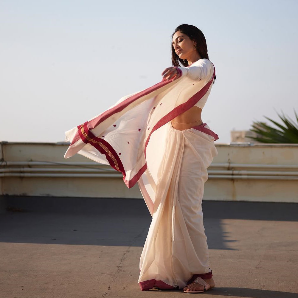 అచ్చ తెలుగు అమ్మాయి అయిన శోభిత ధూళిపాళ్ల బాలీవుడ్ లో అరంగేట్రం చేశారు. నవాజుద్దీన్ సిద్దిఖీ హీరోగా తెరకెక్కిన రామన్ రాఘవ్ 2.0  చిత్రంతో ఆమె సిల్వర్ స్క్రీన్ కి పరిచయమయ్యారు. హీరో అడివి శేష్ ఆమెను టాలీవుడ్ కి తీసుకొచ్చారు.  తాజాగా అమ్మడు షేర్ చేసిన ఫోటోలు నెటిజన్లను తెగ ఆకట్టుకుంటున్నాయి.