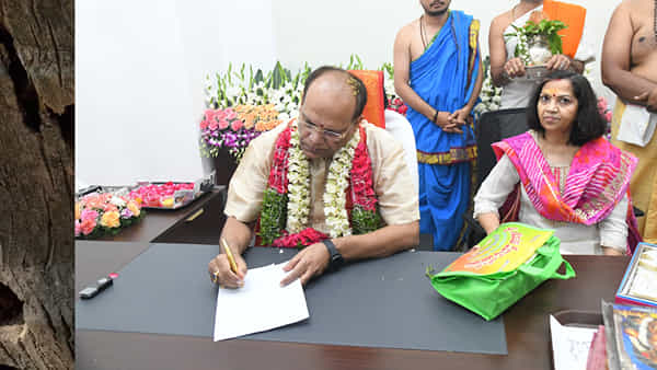 Somesh Kumar: సీఎం కేసీఆర్ ప్రధాన సలహాదారుగా సోమేశ్ కుమార్ బాధ్యతలు.. మూడేళ్ల పాటు కేబినెట్ హోదాలో..