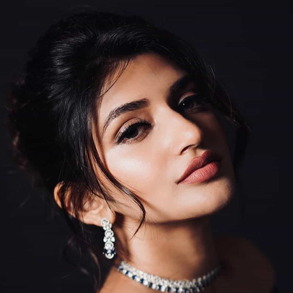 శ్రీలీల.. మోస్ట్ హ్యాపెనింగ్ బ్యూటీ. ఇప్పుడు కుర్రాళ్లందరూ తన పేరునే కలవరిస్తున్నారు. శ్రీలీల లాంటి ఓ గర్ల్ఫ్రెండ్ ఉంటే చాలు అని చాలామంది బాయ్స్ అనుకుంటున్నారు. ఆమె ఏజ్ జస్ట్ 21.. కానీ ఆమె ఫ్యాన్ బేస్ మాత్రం 1.2 మిలియన్. రెండో మూవీకే మాస్ మహరాజ్ రవితేజ సరసన ధమాకాలో నటించే ఛాన్స్ కొట్టేసింది. ఈ సినిమాలో ఆమె నటనకు, స్క్రీన్ ప్రజెన్స్కు మంచి మార్కులు పడ్డాయి. ప్రస్తుతం ఆమె చేతిలో 9 సినిమాలు ఉన్నాయి.