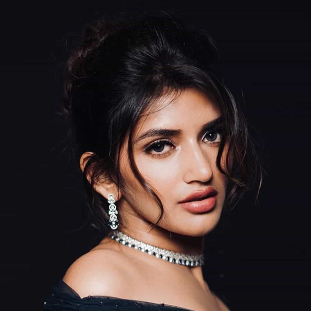 శ్రీలీల.. మోస్ట్ హ్యాపెనింగ్ బ్యూటీ. ఇప్పుడు కుర్రాళ్లందరూ తన పేరునే కలవరిస్తున్నారు. శ్రీలీల లాంటి ఓ గర్ల్ఫ్రెండ్ ఉంటే చాలు అని చాలామంది బాయ్స్ అనుకుంటున్నారు. ఆమె ఏజ్ జస్ట్ 21.. కానీ ఆమె ఫ్యాన్ బేస్ మాత్రం 1.2 మిలియన్. రెండో మూవీకే మాస్ మహరాజ్ రవితేజ సరసన ధమాకాలో నటించే ఛాన్స్ కొట్టేసింది. ఈ సినిమాలో ఆమె నటనకు, స్క్రీన్ ప్రజెన్స్కు మంచి మార్కులు పడ్డాయి. ప్రస్తుతం ఆమె చేతిలో 9 సినిమాలు ఉన్నాయి.