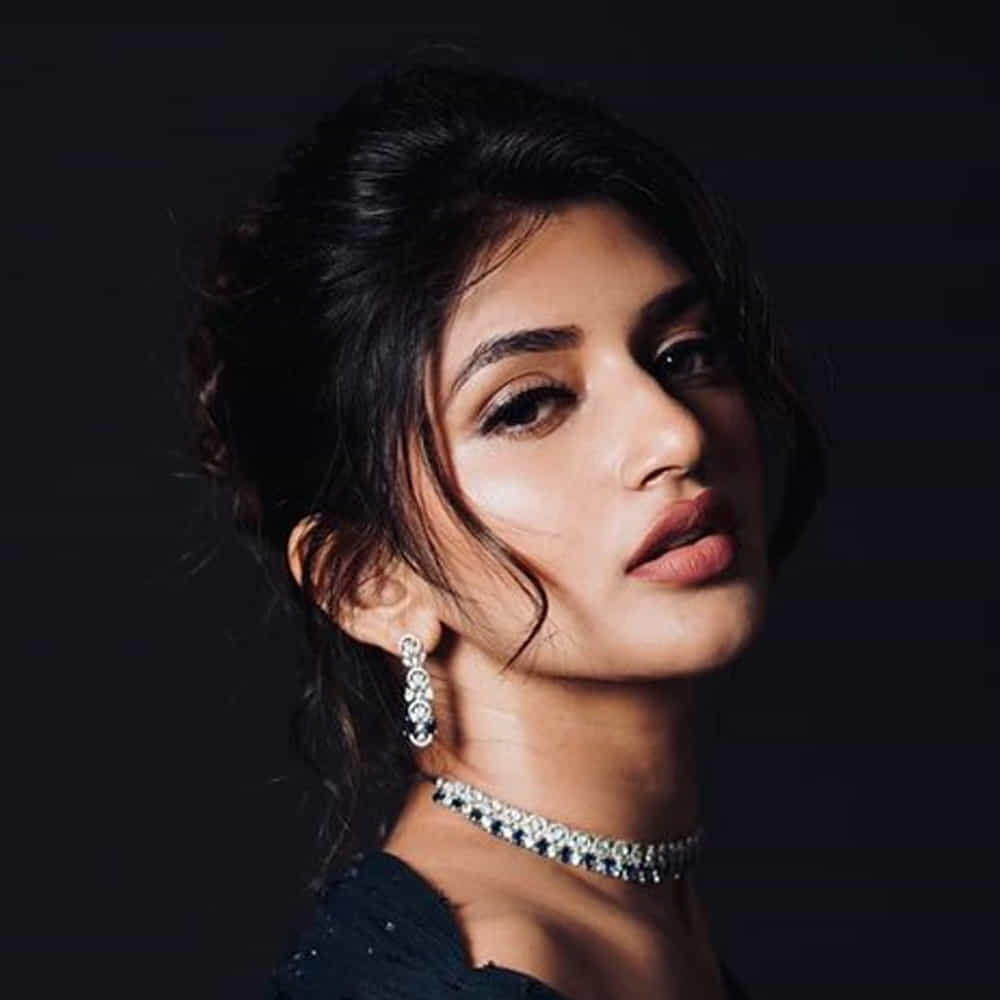 శ్రీలీల.. మోస్ట్ హ్యాపెనింగ్ బ్యూటీ. ఇప్పుడు కుర్రాళ్లందరూ తన పేరునే కలవరిస్తున్నారు. శ్రీలీల లాంటి ఓ గర్ల్ఫ్రెండ్ ఉంటే చాలు అని చాలామంది బాయ్స్ అనుకుంటున్నారు. ఆమె ఏజ్ జస్ట్ 21.. కానీ ఆమె ఫ్యాన్ బేస్ మాత్రం 1.2 మిలియన్. రెండో మూవీకే మాస్ మహరాజ్ రవితేజ సరసన ధమాకాలో నటించే ఛాన్స్ కొట్టేసింది. ఈ సినిమాలో ఆమె నటనకు, స్క్రీన్ ప్రజెన్స్కు మంచి మార్కులు పడ్డాయి. ప్రస్తుతం ఆమె చేతిలో 9 సినిమాలు ఉన్నాయి.
