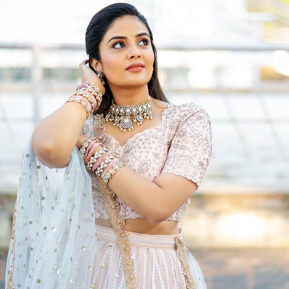 యాంకర్గా బుల్లితెరపై సత్తా చాటి.. బిగ్ బాస్ షోతో తన క్రేజ్ను రెట్టింపు చేసుకుంది యాంకర్ శ్రీముఖి. ఇక బుల్లితెరపైనే కాకుండా వెండితెరపై కూడా వెలుగులు విరజిమ్ముతోంది..శ్రీముఖిని సోషల్ మీడియాలో కూడా చాల క్రేజ్ సంపాదించుకుంది.ఈ చలాకీ బ్యూటీ తన అందంతో కట్టిపడేస్తుంది.