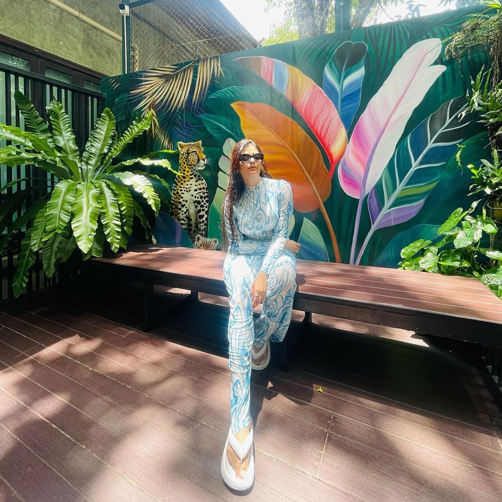 బుల్లితెరపై యాంకర్ గా శ్రీముఖి అందరికీ సుపరిచితం. ఈ అమ్మడు స్క్రీన్ మీద కనిపిస్తే చాలు ఎక్కడాలేని ఎనర్జీ వచ్చేస్తుంది. అందంతో చలాకీ మాటలతో ప్రేక్షకులను కట్టిపడేస్తుంది ఈ బ్యూటీ. బిగ్ బాస్ 3 లో కాంటెస్ గా ప్రేక్షకులకు మరింత దగ్గరైంద. 2012లో జులాయి, నేను శైలజ, జెంటిల్ మాన్ వంటి చిత్రాల్లో కూడా నటించింది. 2013లో అదుర్స్ అనే షోతో బుల్లితెరపై అడుగు పెట్టిన ఆమె పటాస్ వంటి హిట్ షోలో కూడా యాంకరింగ్ చేసింది. ప్రస్తుతం టెలివిషన్ లో కొన్ని షోలకు యాంకర్ గా వ్యవహరిస్తోంది.