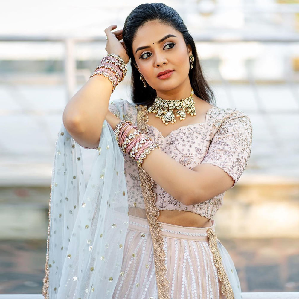 యాంకర్గా బుల్లితెరపై సత్తా చాటి.. బిగ్ బాస్ షోతో తన క్రేజ్ను రెట్టింపు చేసుకుంది యాంకర్ శ్రీముఖి. ఇక బుల్లితెరపైనే కాకుండా వెండితెరపై కూడా వెలుగులు విరజిమ్ముతోంది..శ్రీముఖిని సోషల్ మీడియాలో కూడా చాల క్రేజ్ సంపాదించుకుంది.ఈ చలాకీ బ్యూటీ తన అందంతో కట్టిపడేస్తుంది.