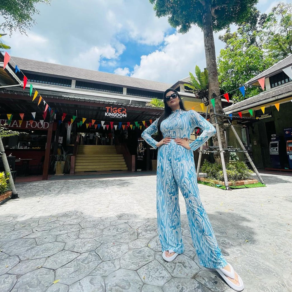 బుల్లితెరపై యాంకర్ గా శ్రీముఖి అందరికీ సుపరిచితం. ఈ అమ్మడు స్క్రీన్ మీద కనిపిస్తే చాలు ఎక్కడాలేని ఎనర్జీ వచ్చేస్తుంది. అందంతో చలాకీ మాటలతో ప్రేక్షకులను కట్టిపడేస్తుంది ఈ బ్యూటీ. బిగ్ బాస్ 3 లో కాంటెస్ గా ప్రేక్షకులకు మరింత దగ్గరైంద. 2012లో జులాయి, నేను శైలజ, జెంటిల్ మాన్ వంటి చిత్రాల్లో కూడా నటించింది. 2013లో అదుర్స్ అనే షోతో బుల్లితెరపై అడుగు పెట్టిన ఆమె పటాస్ వంటి హిట్ షోలో కూడా యాంకరింగ్ చేసింది. ప్రస్తుతం టెలివిషన్ లో కొన్ని షోలకు యాంకర్ గా వ్యవహరిస్తోంది.