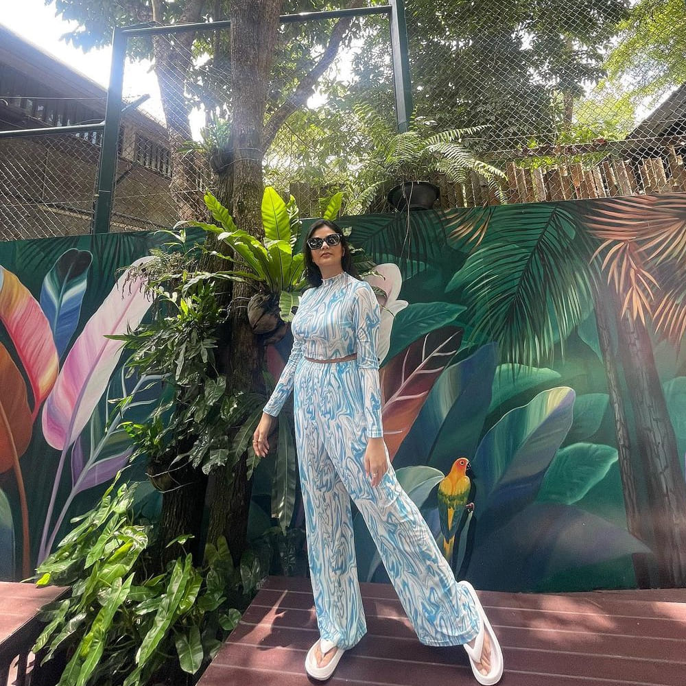 బుల్లితెరపై యాంకర్ గా శ్రీముఖి అందరికీ సుపరిచితం. ఈ అమ్మడు స్క్రీన్ మీద కనిపిస్తే చాలు ఎక్కడాలేని ఎనర్జీ వచ్చేస్తుంది. అందంతో చలాకీ మాటలతో ప్రేక్షకులను కట్టిపడేస్తుంది ఈ బ్యూటీ. బిగ్ బాస్ 3 లో కాంటెస్ గా ప్రేక్షకులకు మరింత దగ్గరైంద. 2012లో జులాయి, నేను శైలజ, జెంటిల్ మాన్ వంటి చిత్రాల్లో కూడా నటించింది. 2013లో అదుర్స్ అనే షోతో బుల్లితెరపై అడుగు పెట్టిన ఆమె పటాస్ వంటి హిట్ షోలో కూడా యాంకరింగ్ చేసింది. ప్రస్తుతం టెలివిషన్ లో కొన్ని షోలకు యాంకర్ గా వ్యవహరిస్తోంది.