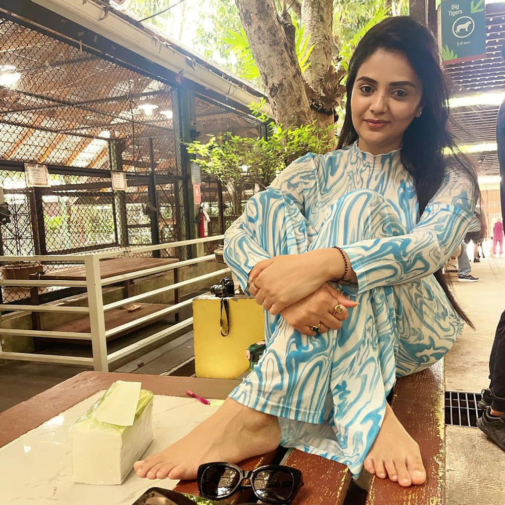 బుల్లితెరపై యాంకర్ గా శ్రీముఖి అందరికీ సుపరిచితం. ఈ అమ్మడు స్క్రీన్ మీద కనిపిస్తే చాలు ఎక్కడాలేని ఎనర్జీ వచ్చేస్తుంది. అందంతో చలాకీ మాటలతో ప్రేక్షకులను కట్టిపడేస్తుంది ఈ బ్యూటీ. బిగ్ బాస్ 3 లో కాంటెస్ గా ప్రేక్షకులకు మరింత దగ్గరైంద. 2012లో జులాయి, నేను శైలజ, జెంటిల్ మాన్ వంటి చిత్రాల్లో కూడా నటించింది. 2013లో అదుర్స్ అనే షోతో బుల్లితెరపై అడుగు పెట్టిన ఆమె పటాస్ వంటి హిట్ షోలో కూడా యాంకరింగ్ చేసింది. ప్రస్తుతం టెలివిషన్ లో కొన్ని షోలకు యాంకర్ గా వ్యవహరిస్తోంది.