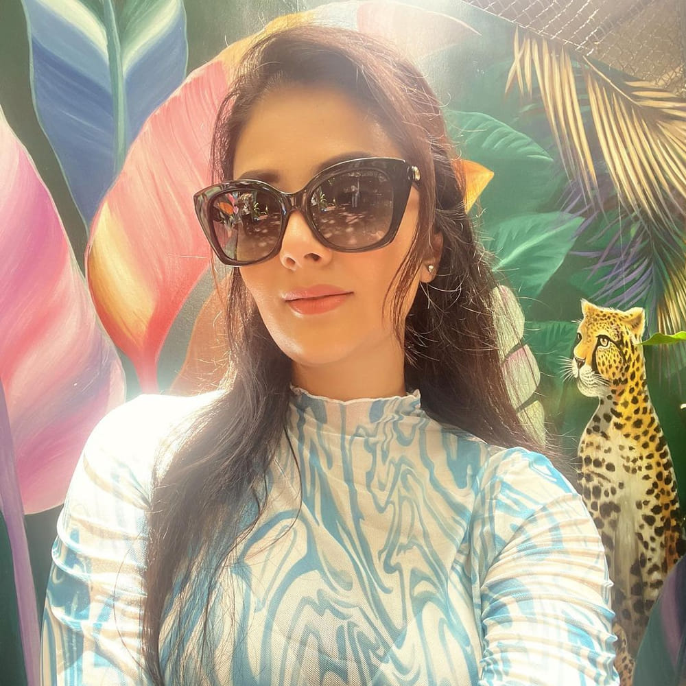 బుల్లితెరపై యాంకర్ గా శ్రీముఖి అందరికీ సుపరిచితం. ఈ అమ్మడు స్క్రీన్ మీద కనిపిస్తే చాలు ఎక్కడాలేని ఎనర్జీ వచ్చేస్తుంది. అందంతో చలాకీ మాటలతో ప్రేక్షకులను కట్టిపడేస్తుంది ఈ బ్యూటీ. బిగ్ బాస్ 3 లో కాంటెస్ గా ప్రేక్షకులకు మరింత దగ్గరైంద. 2012లో జులాయి, నేను శైలజ, జెంటిల్ మాన్ వంటి చిత్రాల్లో కూడా నటించింది. 2013లో అదుర్స్ అనే షోతో బుల్లితెరపై అడుగు పెట్టిన ఆమె పటాస్ వంటి హిట్ షోలో కూడా యాంకరింగ్ చేసింది. ప్రస్తుతం టెలివిషన్ లో కొన్ని షోలకు యాంకర్ గా వ్యవహరిస్తోంది.