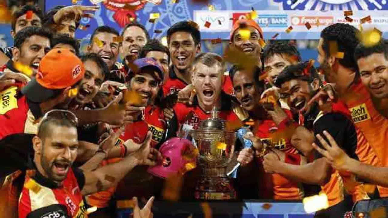 IPL 2016-సన్రైజర్స్ హైదరాబాద్: రాయల్ ఛాలెంజర్స్ బెంగళూరుతో జరిగిన ఫైనల్ మ్యాచ్లో సన్రైజర్స్ హైదరాబాద్ జట్టు కేవలం 8 పరుగుల తేడాతో గెలిచింది. దీంతో SRH తొలిసారిగా ఛాంపియన్గా నిలిచింది.
