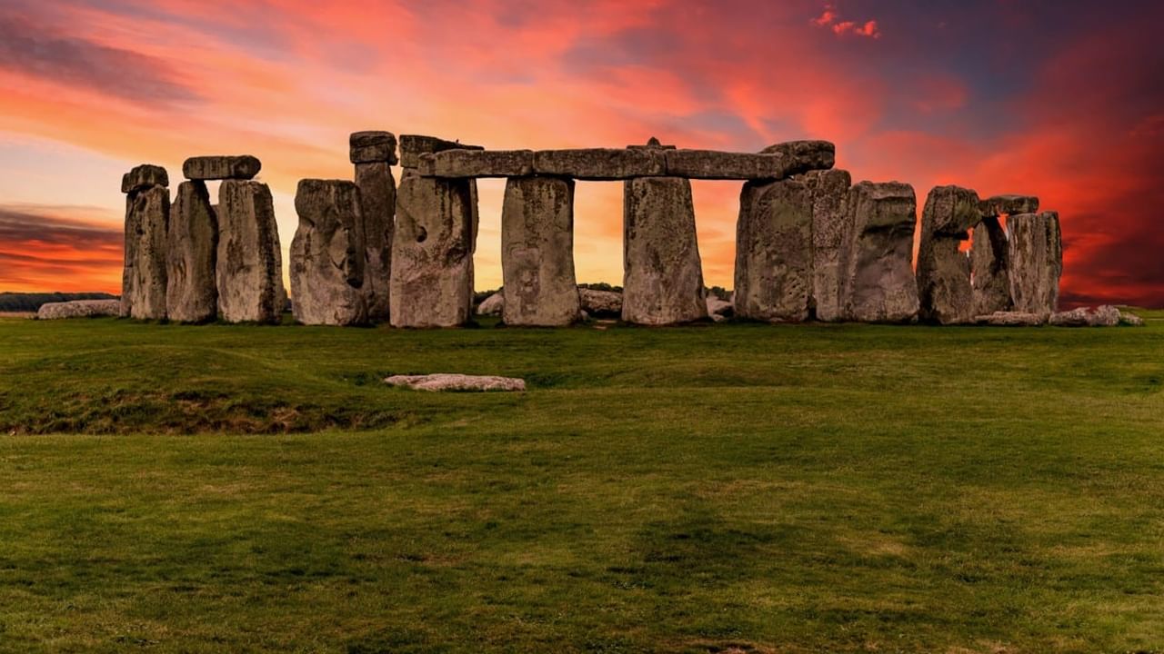 stonehenge: 
 చరిత్రపూర్వ స్మారక చిహ్నం stonehenge నిర్మాణానికి కారణాలు, వాటిని నిర్మించడానికి బిల్డర్లు భారీ రాళ్లను ఎలా రవాణా చేయగలిగారు అనేదానికి నేటికీ సమాధానం లేదు.