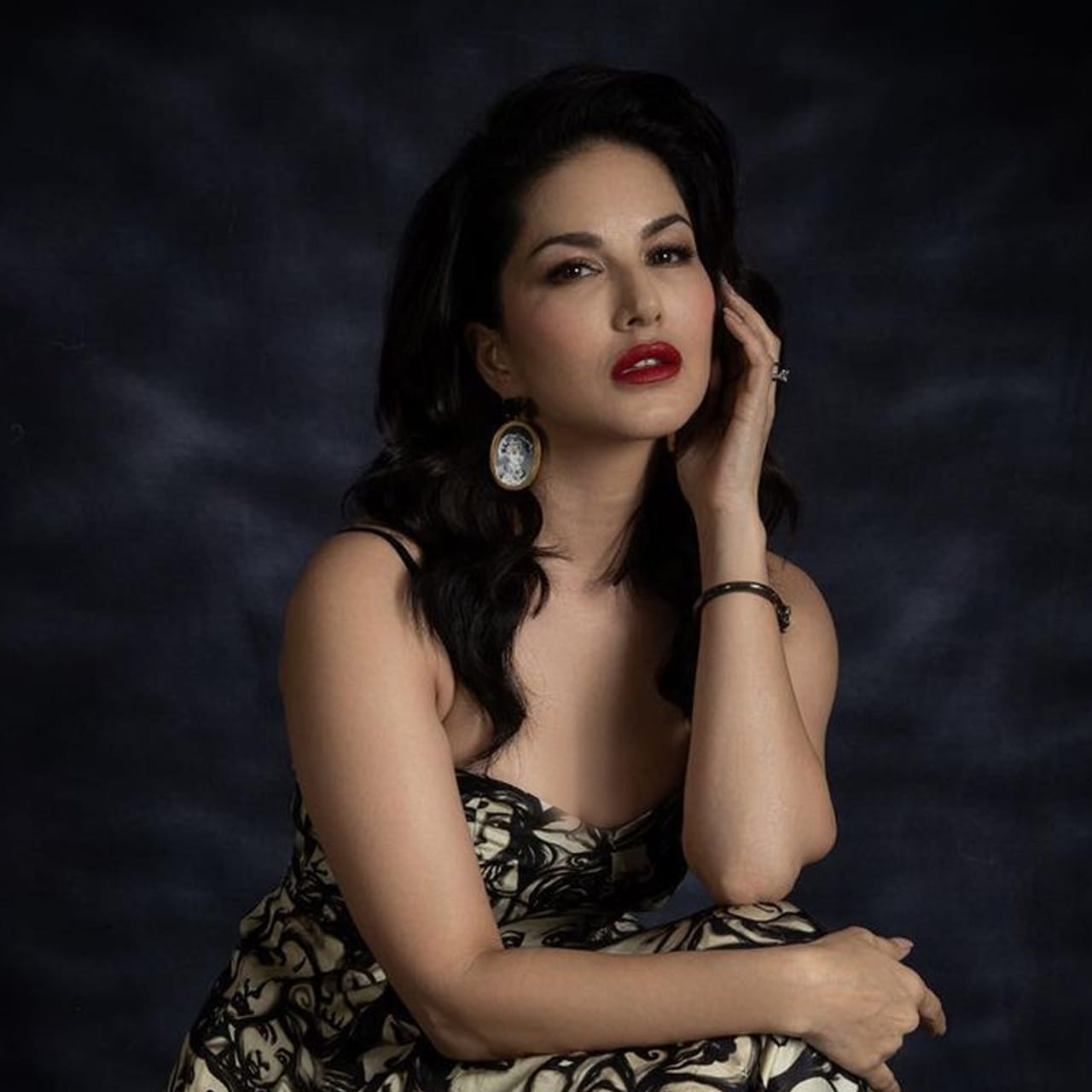 బాలీవుడ్ హాటీ సన్నీలియోన్ సినిమాలతో పాటు సోషల్ మీడియాలోనూ యాక్టివ్‌గా ఉంటుంది..తన సినిమా విశేషాలతో పాటు వెకేషన్‌, డ్రెస్సింగ్‌ విషయాలను కూడా అందులో పంచుకుంటుంది. ప్రస్తుతం బాలీవుడ్‌తో పాటు దక్షిణాది సినిమాలపై కూడా ఆసక్తి చూపిస్తోంది సన్నీ. ఇటీవలే మంచు విష్ణు సరసన జిన్నాలో కనిపించి సందడి చేసింది. సన్నీలియోన్ తన ఇన్‌స్టాగ్రామ్‌లో అప్‌లోడ్ చేసిన తాజా ఫోటోలకు కుర్రకారు ఫిదా అవుతున్నారు.