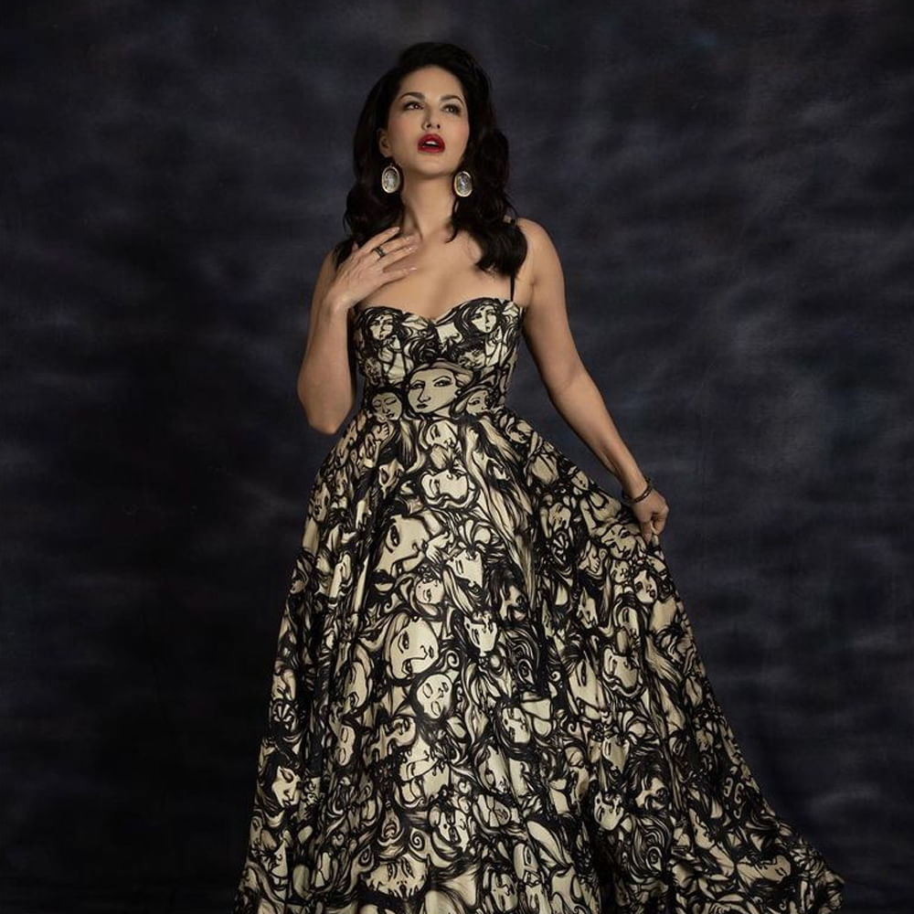 బాలీవుడ్ హాటీ సన్నీలియోన్ సినిమాలతో పాటు సోషల్ మీడియాలోనూ యాక్టివ్‌గా ఉంటుంది..తన సినిమా విశేషాలతో పాటు వెకేషన్‌, డ్రెస్సింగ్‌ విషయాలను కూడా అందులో పంచుకుంటుంది. ప్రస్తుతం బాలీవుడ్‌తో పాటు దక్షిణాది సినిమాలపై కూడా ఆసక్తి చూపిస్తోంది సన్నీ. ఇటీవలే మంచు విష్ణు సరసన జిన్నాలో కనిపించి సందడి చేసింది. సన్నీలియోన్ తన ఇన్‌స్టాగ్రామ్‌లో అప్‌లోడ్ చేసిన తాజా ఫోటోలకు కుర్రకారు ఫిదా అవుతున్నారు.