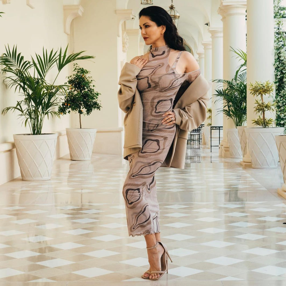 బాలీవుడ్ హాటీ సన్నీలియోన్ సినిమాలతో పాటు సోషల్ మీడియాలోనూ యాక్టివ్గా ఉంటుంది..తన సినిమా విశేషాలతో పాటు వెకేషన్, డ్రెస్సింగ్ విషయాలను కూడా అందులో పంచుకుంటుంది. ప్రస్తుతం బాలీవుడ్తో పాటు దక్షిణాది సినిమాలపై కూడా ఆసక్తి చూపిస్తోంది సన్నీ. ఇటీవలే మంచు విష్ణు సరసన జిన్నాలో కనిపించి సందడి చేసింది. సన్నీలియోన్ తన ఇన్స్టాగ్రామ్లో అప్లోడ్ చేసిన తాజా ఫోటోలకు కుర్రకారు ఫిదా అవుతున్నారు.