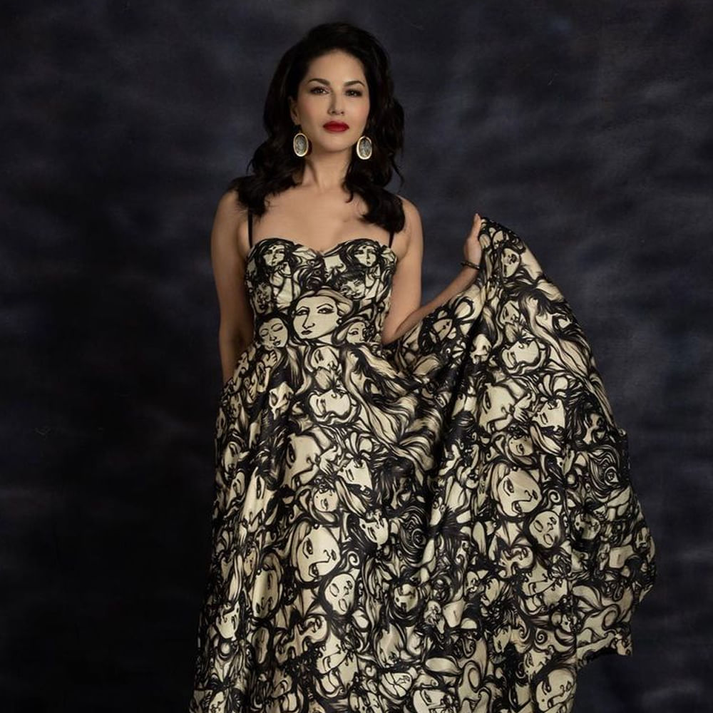 బాలీవుడ్ హాటీ సన్నీలియోన్ సినిమాలతో పాటు సోషల్ మీడియాలోనూ యాక్టివ్‌గా ఉంటుంది..తన సినిమా విశేషాలతో పాటు వెకేషన్‌, డ్రెస్సింగ్‌ విషయాలను కూడా అందులో పంచుకుంటుంది. ప్రస్తుతం బాలీవుడ్‌తో పాటు దక్షిణాది సినిమాలపై కూడా ఆసక్తి చూపిస్తోంది సన్నీ. ఇటీవలే మంచు విష్ణు సరసన జిన్నాలో కనిపించి సందడి చేసింది. సన్నీలియోన్ తన ఇన్‌స్టాగ్రామ్‌లో అప్‌లోడ్ చేసిన తాజా ఫోటోలకు కుర్రకారు ఫిదా అవుతున్నారు.