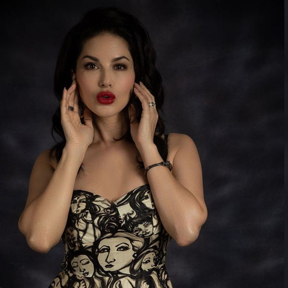 బాలీవుడ్ హాటీ సన్నీలియోన్ సినిమాలతో పాటు సోషల్ మీడియాలోనూ యాక్టివ్‌గా ఉంటుంది..తన సినిమా విశేషాలతో పాటు వెకేషన్‌, డ్రెస్సింగ్‌ విషయాలను కూడా అందులో పంచుకుంటుంది. ప్రస్తుతం బాలీవుడ్‌తో పాటు దక్షిణాది సినిమాలపై కూడా ఆసక్తి చూపిస్తోంది సన్నీ. ఇటీవలే మంచు విష్ణు సరసన జిన్నాలో కనిపించి సందడి చేసింది. సన్నీలియోన్ తన ఇన్‌స్టాగ్రామ్‌లో అప్‌లోడ్ చేసిన తాజా ఫోటోలకు కుర్రకారు ఫిదా అవుతున్నారు.