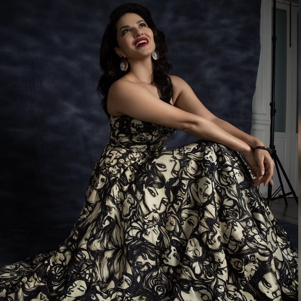 బాలీవుడ్ హాటీ సన్నీలియోన్ సినిమాలతో పాటు సోషల్ మీడియాలోనూ యాక్టివ్‌గా ఉంటుంది..తన సినిమా విశేషాలతో పాటు వెకేషన్‌, డ్రెస్సింగ్‌ విషయాలను కూడా అందులో పంచుకుంటుంది. ప్రస్తుతం బాలీవుడ్‌తో పాటు దక్షిణాది సినిమాలపై కూడా ఆసక్తి చూపిస్తోంది సన్నీ. ఇటీవలే మంచు విష్ణు సరసన జిన్నాలో కనిపించి సందడి చేసింది. సన్నీలియోన్ తన ఇన్‌స్టాగ్రామ్‌లో అప్‌లోడ్ చేసిన తాజా ఫోటోలకు కుర్రకారు ఫిదా అవుతున్నారు.