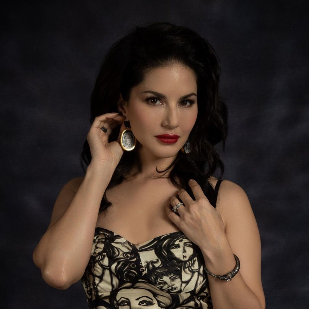 బాలీవుడ్ హాటీ సన్నీలియోన్ సినిమాలతో పాటు సోషల్ మీడియాలోనూ యాక్టివ్‌గా ఉంటుంది..తన సినిమా విశేషాలతో పాటు వెకేషన్‌, డ్రెస్సింగ్‌ విషయాలను కూడా అందులో పంచుకుంటుంది. ప్రస్తుతం బాలీవుడ్‌తో పాటు దక్షిణాది సినిమాలపై కూడా ఆసక్తి చూపిస్తోంది సన్నీ. ఇటీవలే మంచు విష్ణు సరసన జిన్నాలో కనిపించి సందడి చేసింది. సన్నీలియోన్ తన ఇన్‌స్టాగ్రామ్‌లో అప్‌లోడ్ చేసిన తాజా ఫోటోలకు కుర్రకారు ఫిదా అవుతున్నారు.