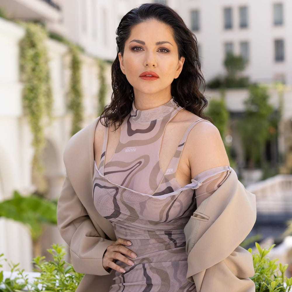 బాలీవుడ్ హాటీ సన్నీలియోన్ సినిమాలతో పాటు సోషల్ మీడియాలోనూ యాక్టివ్గా ఉంటుంది..తన సినిమా విశేషాలతో పాటు వెకేషన్, డ్రెస్సింగ్ విషయాలను కూడా అందులో పంచుకుంటుంది. ప్రస్తుతం బాలీవుడ్తో పాటు దక్షిణాది సినిమాలపై కూడా ఆసక్తి చూపిస్తోంది సన్నీ. ఇటీవలే మంచు విష్ణు సరసన జిన్నాలో కనిపించి సందడి చేసింది. సన్నీలియోన్ తన ఇన్స్టాగ్రామ్లో అప్లోడ్ చేసిన తాజా ఫోటోలకు కుర్రకారు ఫిదా అవుతున్నారు.