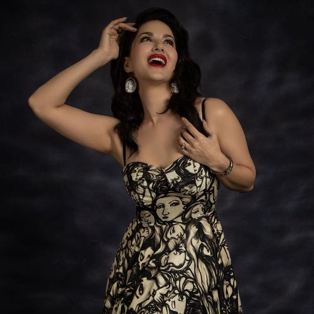 బాలీవుడ్ హాటీ సన్నీలియోన్ సినిమాలతో పాటు సోషల్ మీడియాలోనూ యాక్టివ్‌గా ఉంటుంది..తన సినిమా విశేషాలతో పాటు వెకేషన్‌, డ్రెస్సింగ్‌ విషయాలను కూడా అందులో పంచుకుంటుంది. ప్రస్తుతం బాలీవుడ్‌తో పాటు దక్షిణాది సినిమాలపై కూడా ఆసక్తి చూపిస్తోంది సన్నీ. ఇటీవలే మంచు విష్ణు సరసన జిన్నాలో కనిపించి సందడి చేసింది. సన్నీలియోన్ తన ఇన్‌స్టాగ్రామ్‌లో అప్‌లోడ్ చేసిన తాజా ఫోటోలకు కుర్రకారు ఫిదా అవుతున్నారు.