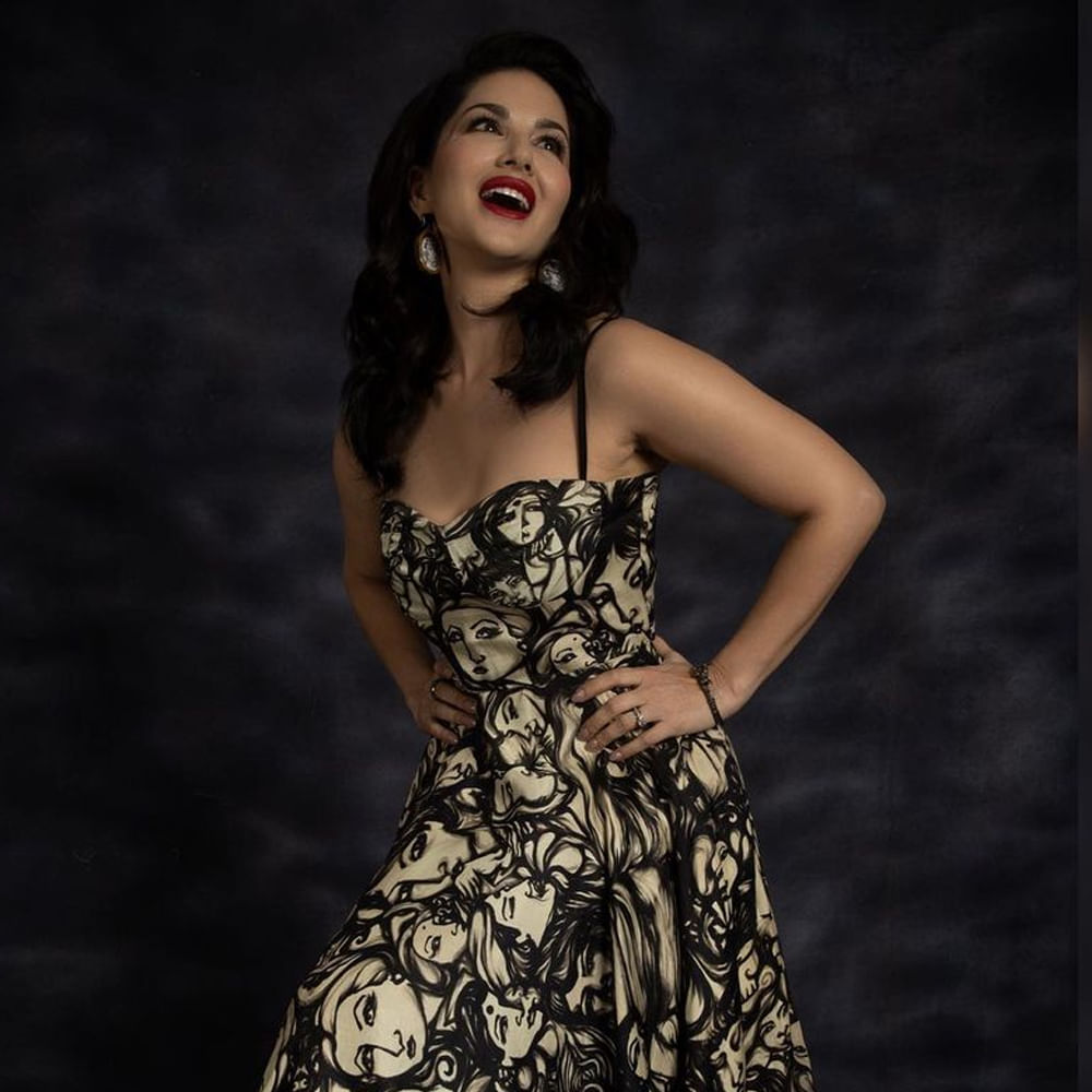 బాలీవుడ్ హాటీ సన్నీలియోన్ సినిమాలతో పాటు సోషల్ మీడియాలోనూ యాక్టివ్‌గా ఉంటుంది..తన సినిమా విశేషాలతో పాటు వెకేషన్‌, డ్రెస్సింగ్‌ విషయాలను కూడా అందులో పంచుకుంటుంది. ప్రస్తుతం బాలీవుడ్‌తో పాటు దక్షిణాది సినిమాలపై కూడా ఆసక్తి చూపిస్తోంది సన్నీ. ఇటీవలే మంచు విష్ణు సరసన జిన్నాలో కనిపించి సందడి చేసింది. సన్నీలియోన్ తన ఇన్‌స్టాగ్రామ్‌లో అప్‌లోడ్ చేసిన తాజా ఫోటోలకు కుర్రకారు ఫిదా అవుతున్నారు.