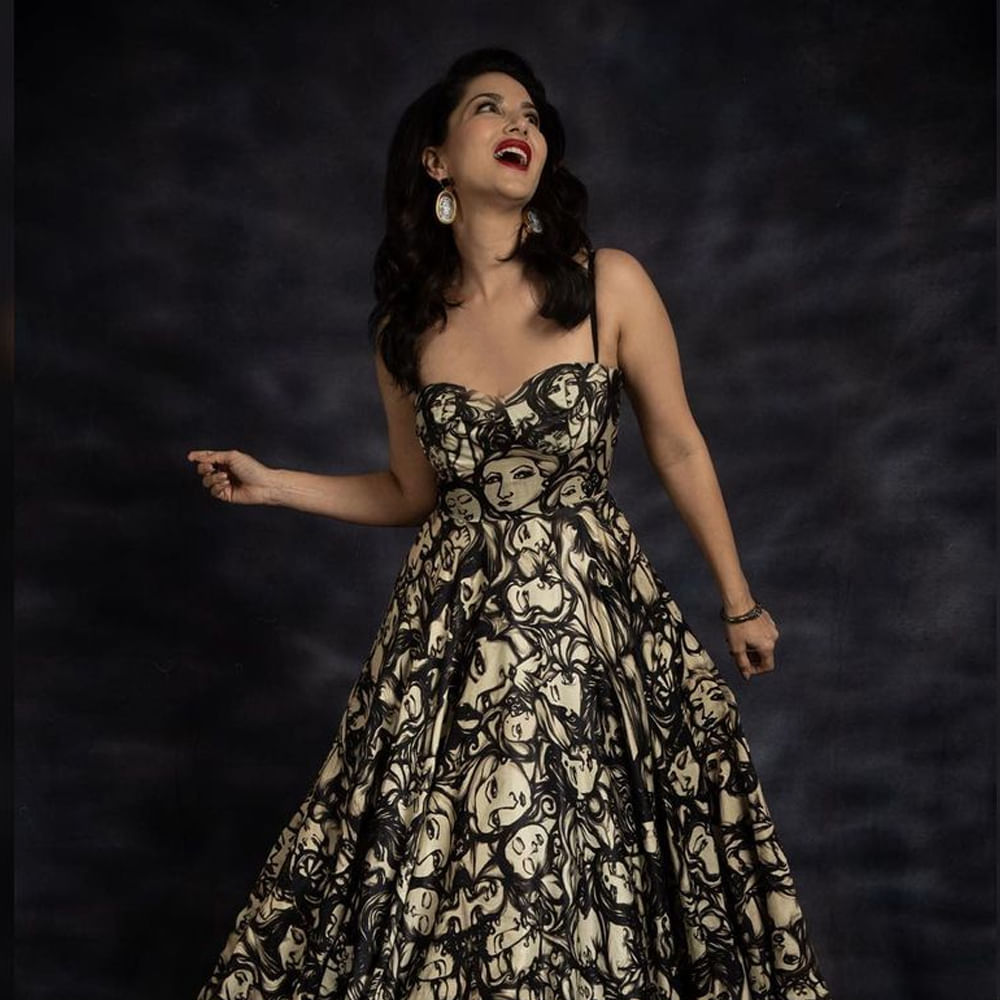 బాలీవుడ్ హాటీ సన్నీలియోన్ సినిమాలతో పాటు సోషల్ మీడియాలోనూ యాక్టివ్‌గా ఉంటుంది..తన సినిమా విశేషాలతో పాటు వెకేషన్‌, డ్రెస్సింగ్‌ విషయాలను కూడా అందులో పంచుకుంటుంది. ప్రస్తుతం బాలీవుడ్‌తో పాటు దక్షిణాది సినిమాలపై కూడా ఆసక్తి చూపిస్తోంది సన్నీ. ఇటీవలే మంచు విష్ణు సరసన జిన్నాలో కనిపించి సందడి చేసింది. సన్నీలియోన్ తన ఇన్‌స్టాగ్రామ్‌లో అప్‌లోడ్ చేసిన తాజా ఫోటోలకు కుర్రకారు ఫిదా అవుతున్నారు.