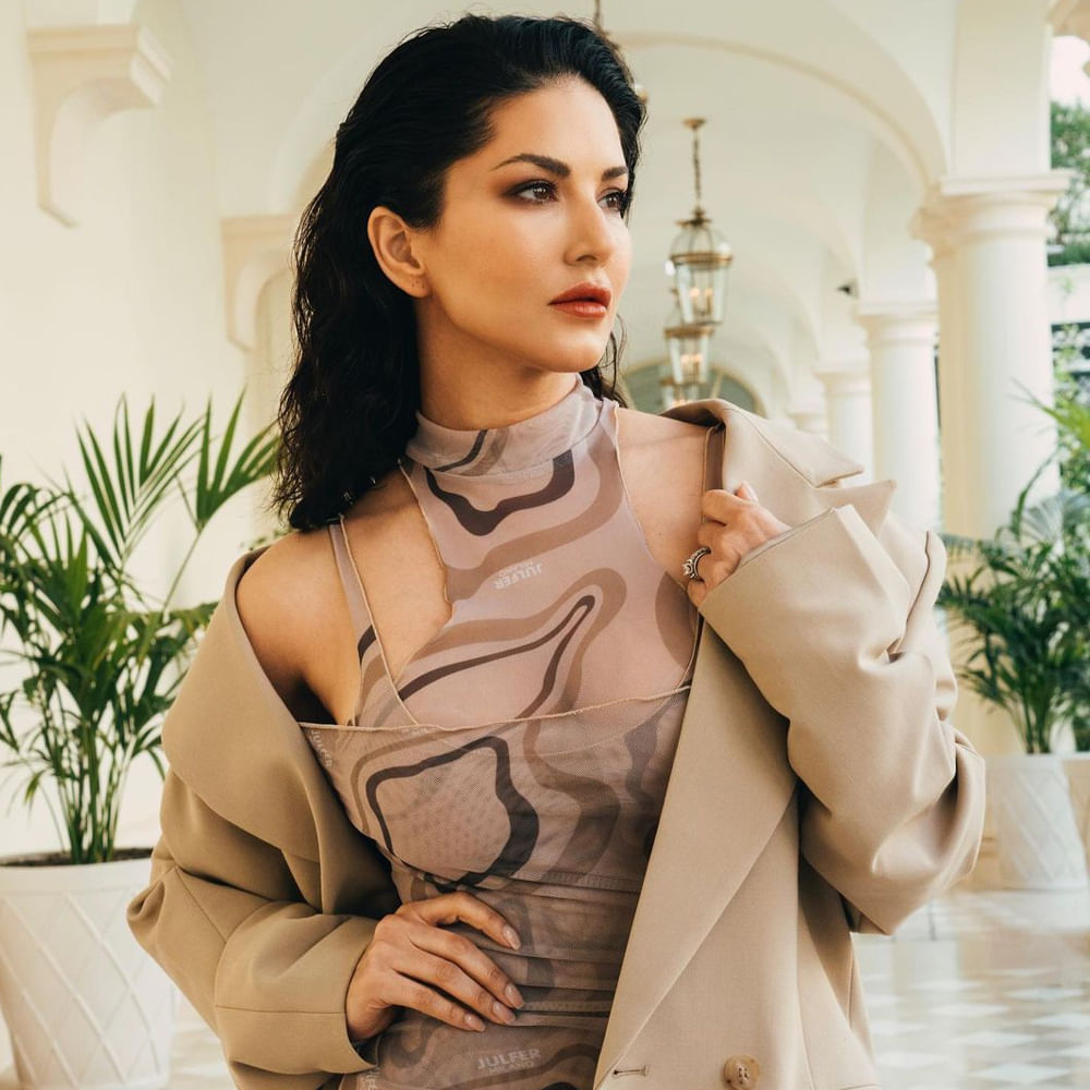 బాలీవుడ్ హాటీ సన్నీలియోన్ సినిమాలతో పాటు సోషల్ మీడియాలోనూ యాక్టివ్గా ఉంటుంది..తన సినిమా విశేషాలతో పాటు వెకేషన్, డ్రెస్సింగ్ విషయాలను కూడా అందులో పంచుకుంటుంది. ప్రస్తుతం బాలీవుడ్తో పాటు దక్షిణాది సినిమాలపై కూడా ఆసక్తి చూపిస్తోంది సన్నీ. ఇటీవలే మంచు విష్ణు సరసన జిన్నాలో కనిపించి సందడి చేసింది. సన్నీలియోన్ తన ఇన్స్టాగ్రామ్లో అప్లోడ్ చేసిన తాజా ఫోటోలకు కుర్రకారు ఫిదా అవుతున్నారు.