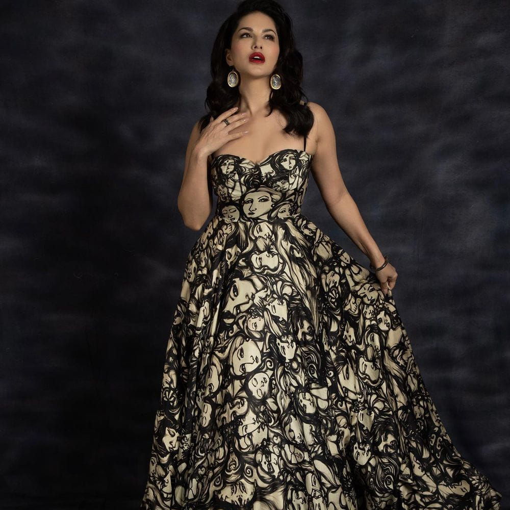 బాలీవుడ్ హాటీ సన్నీలియోన్ సినిమాలతో పాటు సోషల్ మీడియాలోనూ యాక్టివ్‌గా ఉంటుంది..తన సినిమా విశేషాలతో పాటు వెకేషన్‌, డ్రెస్సింగ్‌ విషయాలను కూడా అందులో పంచుకుంటుంది. ప్రస్తుతం బాలీవుడ్‌తో పాటు దక్షిణాది సినిమాలపై కూడా ఆసక్తి చూపిస్తోంది సన్నీ. ఇటీవలే మంచు విష్ణు సరసన జిన్నాలో కనిపించి సందడి చేసింది. సన్నీలియోన్ తన ఇన్‌స్టాగ్రామ్‌లో అప్‌లోడ్ చేసిన తాజా ఫోటోలకు కుర్రకారు ఫిదా అవుతున్నారు.