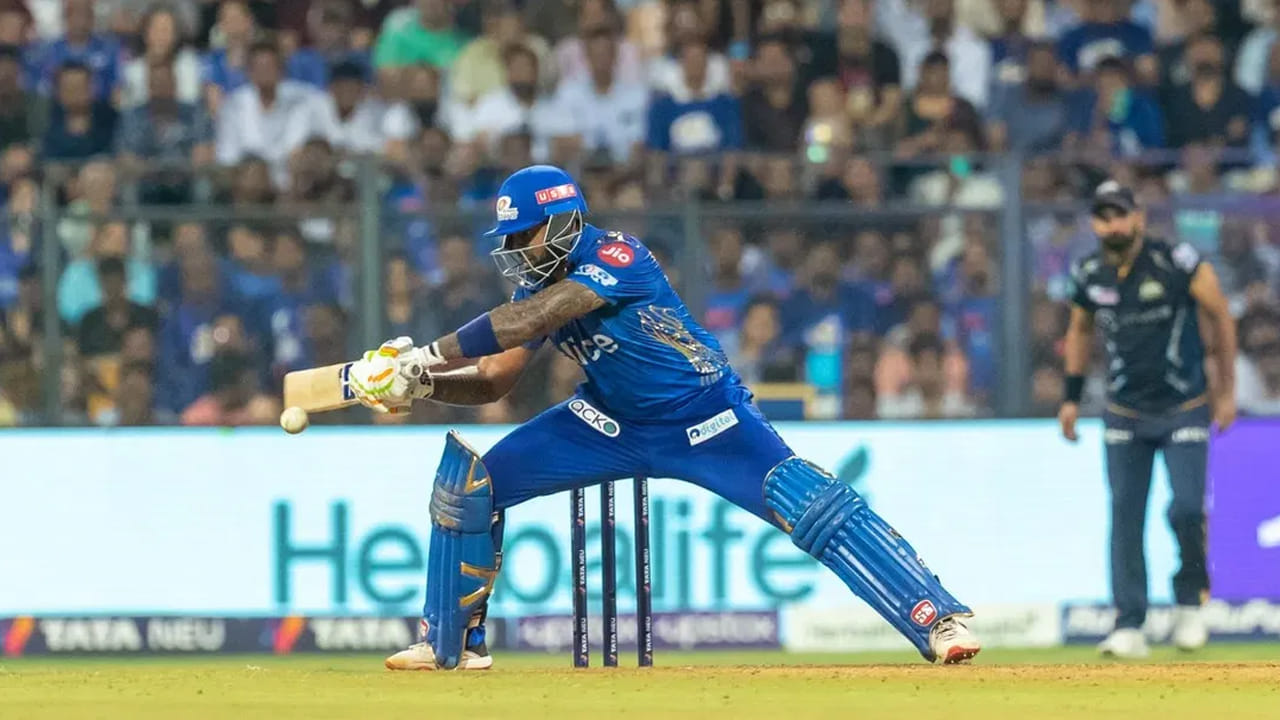 360 డిగ్రీల్లో బ్యాట్‌ను ఝుళిపించిన సూర్యకుమార్ యాదవ్.. 6 భారీ సిక్సర్లు, 11 ఫోర్లు బాదాడు. ఫలితంగా సూర్యకుమార్ యాదవ్ కేవలం 49 బంతుల్లోనే ఐపీఎల్‌లో తొలి సెంచరీని పూర్తి చేసుకున్నాడు. దీంతో పాటు జట్టు స్కోరును 5 వికెట్ల నష్టానికి 218కి చేర్చాడు.