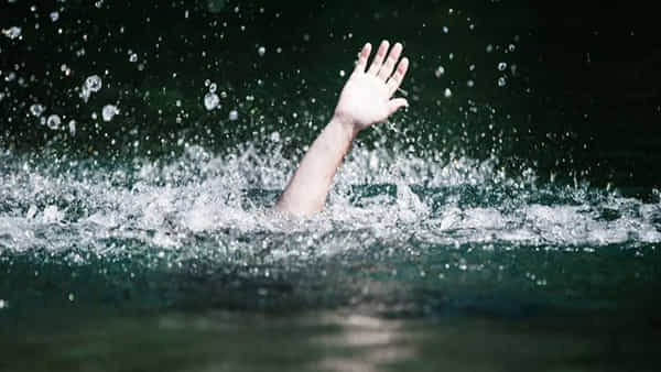 Andhra Pradesh: ప్రాణం తీసిన ఈత సరదా.. స్విమ్మింగ్ పూల్లో పడి 9 ఏళ్ల బాలుడి మృతి