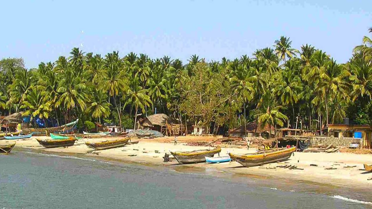 Tarkarli Beach- మహారాష్ట్ర లో ఉన్న ఈ సముద్ర తీరం స్పష్టమైన సముద్రజలాలకు, పగడపు దిబ్బలకు ప్రసిద్ధి. ఇక్కడ స్కూబా డైవింగ్, స్నార్కిలింగ్ లాంటి నీటి విన్యాసాలు చేయొచ్చు. వీటితో పాటే కొన్ని చారిత్రాత్మక కట్టడాలు, గుళ్లు ఉన్నాయి.