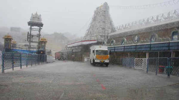 Tirumala Rains: ఒక్కసారిగా మారిన ఏపీ వాతావరణం.. తిరుమల ఆలయం చుట్టూ రోడ్లన్నీ జలమయం.. మరోవైపు భక్తుల రద్దీ..