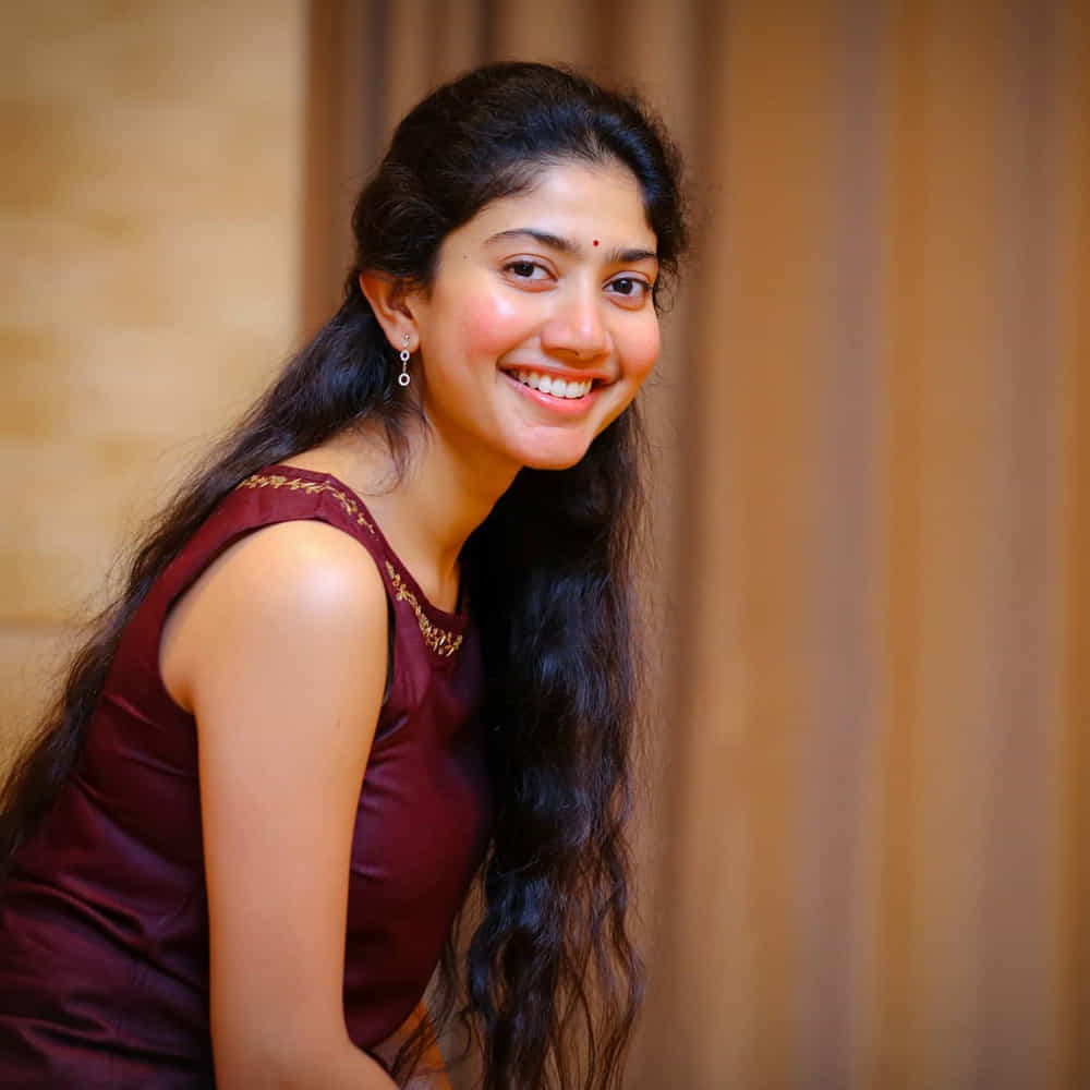 లేడీ పవర్‌స్టార్‌ అనే పేరు తెచ్చుకున్నారు రౌడీబేబీ సాయిపల్లవి. పెర్ఫార్మెన్సులతోనూ, డ్యాన్సులతోనూ అదరగొడుతున్నారు. అయినా నార్త్ సైడ్‌ మాత్రం కాన్‌సెన్‌ట్రేట్‌ చేయడం లేదు. పల్లవి బాలీవుడ్‌ మూవీ చేయబోతున్నారు. మేకోవర్‌ అవుతున్నారు. అందుకే ఆమె సౌత్‌ సినిమాలు సైన్‌ చేయడం లేదంటూ ఆ మధ్య వార్తలొచ్చాయి. అలాంటిదేమీ లేదని ఆమె రీసెంట్‌ మూవీ అనౌన్స్ మెంట్‌ తేల్చేసింది.