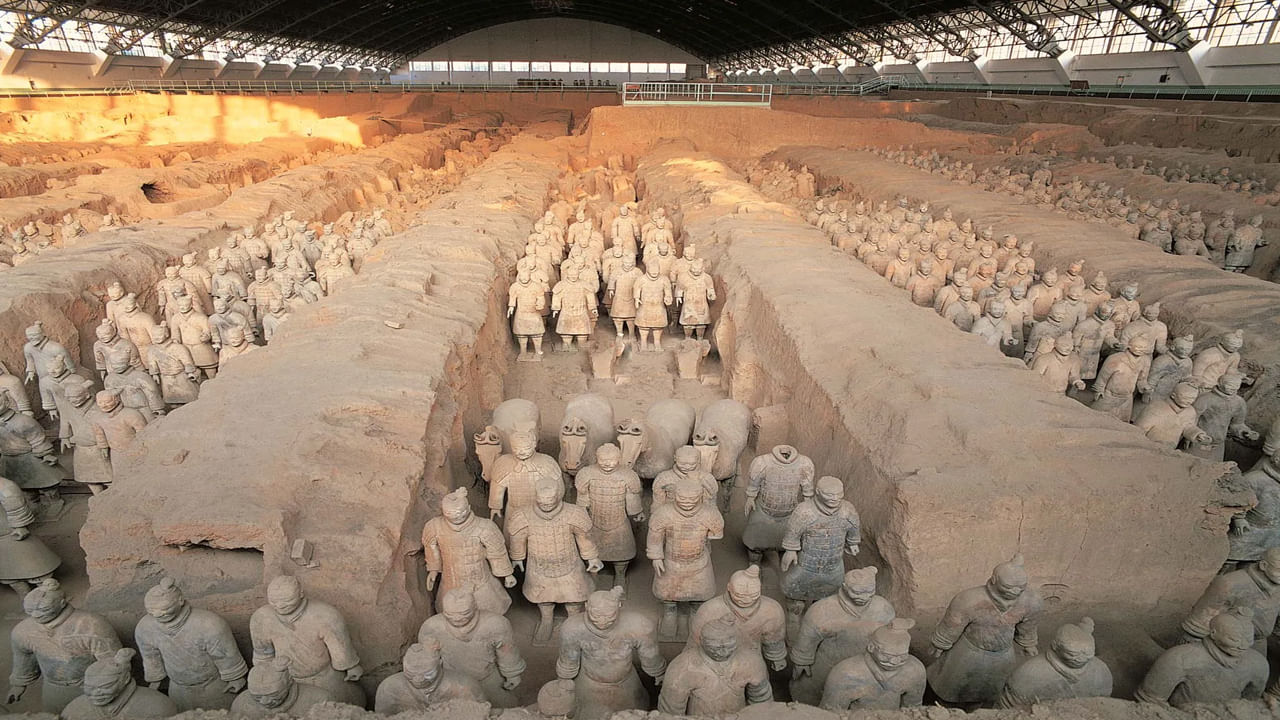 Tomb of Qin Shi Huang, China: చైనాలో క్విన్ జి హువాంగ్ అనే ప్రదేశం ఉంది. టెర్రకోట ఆర్మీని తొలిసారిగా 1974లో కనుగొన్నారు. దీని తరువాత, చైనా మొదటి చక్రవర్తి క్విన్ షి హువాంగ్ సమాధి కనుగొనబడింది. అతని సమాధి పిరమిడ్ కింద ఖననం చేయబడింది. సుమారు 2000 సంవత్సరాల నాటి ఈ సమాధి అతి పురాతనమైనదిగా పరిగణించబడుతుంది. ఇది చాలా రహస్యమైనది. 