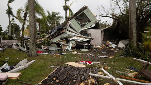 Tornadoes in US: ఫ్లోరిడాలో టోర్నడోల బీభత్సం.. జనజీవనం అస్తవ్యస్తం.. కార్లు ధ్వంసం, నిలిచిన కరెంట్ సరఫరా