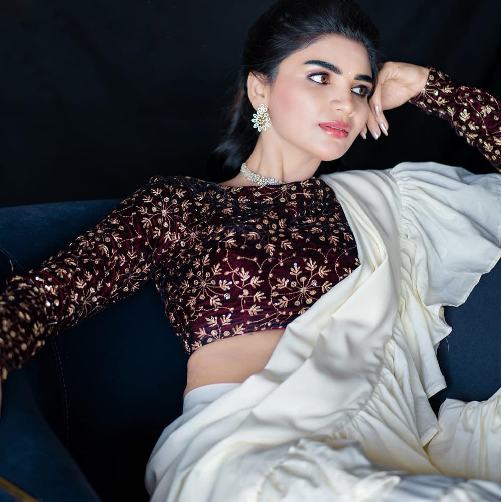 ఈ మధ్య జబర్దస్త్ లోకి వచ్చి బాగా ఫేమస్ అయింది వర్ష.. అంతకుముందు కొన్ని సీరియల్స్ లో నటించిన వర్షకి పెద్దగా పాపులర్ కాలేదు.. అయితే ఎప్పుడైతే జబర్దస్త్ లోకి ఎంట్రీ ఇచ్చిందో అప్పుటి నుంచి ఈ అమ్మడు క్రేజ్ అమాంతం పెరిగిపోయింది.  సోషల్ మీడియాలో యాక్టివ్ గా ఉంటున్న ఈ భామ ఎప్పటికప్పుడు తన హాట్ ఫోటో షూట్ లు సోషల్ మీడియాలో షేర్ చేస్తూ వస్తోంది.   

