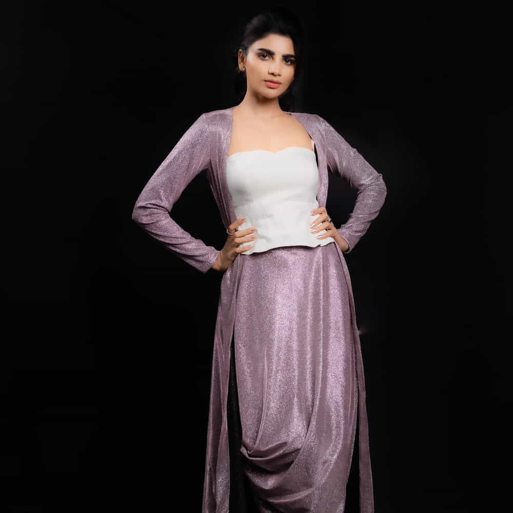 ఈ మధ్య జబర్దస్త్ లోకి వచ్చి బాగా ఫేమస్ అయింది వర్ష.. అంతకుముందు కొన్ని సీరియల్స్ లో నటించిన వర్షకి పెద్దగా పాపులర్ కాలేదు.. అయితే ఎప్పుడైతే జబర్దస్త్ లోకి ఎంట్రీ ఇచ్చిందో అప్పుటి నుంచి ఈ అమ్మడు క్రేజ్ అమాంతం పెరిగిపోయింది. సోషల్ మీడియాలో యాక్టివ్ గా ఉంటున్న ఈ భామ ఎప్పటికప్పుడు తన హాట్ ఫోటో షూట్ లు సోషల్ మీడియాలో షేర్ చేస్తూ వస్తోంది.