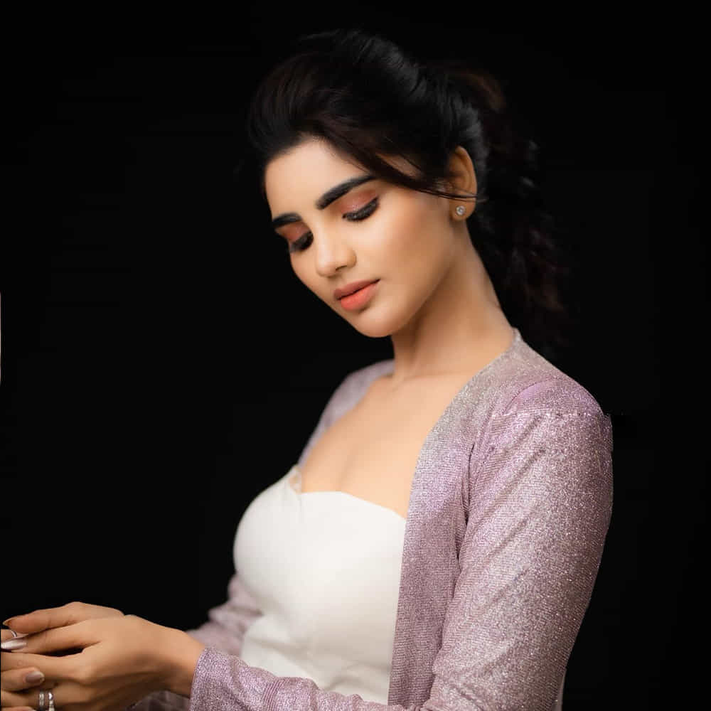 ఈ మధ్య జబర్దస్త్ లోకి వచ్చి బాగా ఫేమస్ అయింది వర్ష.. అంతకుముందు కొన్ని సీరియల్స్ లో నటించిన వర్షకి పెద్దగా పాపులర్ కాలేదు.. అయితే ఎప్పుడైతే జబర్దస్త్ లోకి ఎంట్రీ ఇచ్చిందో అప్పుటి నుంచి ఈ అమ్మడు క్రేజ్ అమాంతం పెరిగిపోయింది. సోషల్ మీడియాలో యాక్టివ్ గా ఉంటున్న ఈ భామ ఎప్పటికప్పుడు తన హాట్ ఫోటో షూట్ లు సోషల్ మీడియాలో షేర్ చేస్తూ వస్తోంది.