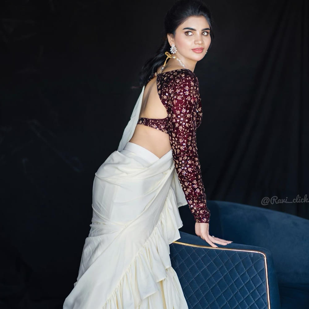 ఈ మధ్య జబర్దస్త్ లోకి వచ్చి బాగా ఫేమస్ అయింది వర్ష.. అంతకుముందు కొన్ని సీరియల్స్ లో నటించిన వర్షకి పెద్దగా పాపులర్ కాలేదు.. అయితే ఎప్పుడైతే జబర్దస్త్ లోకి ఎంట్రీ ఇచ్చిందో అప్పుటి నుంచి ఈ అమ్మడు క్రేజ్ అమాంతం పెరిగిపోయింది.  సోషల్ మీడియాలో యాక్టివ్ గా ఉంటున్న ఈ భామ ఎప్పటికప్పుడు తన హాట్ ఫోటో షూట్ లు సోషల్ మీడియాలో షేర్ చేస్తూ వస్తోంది.   

