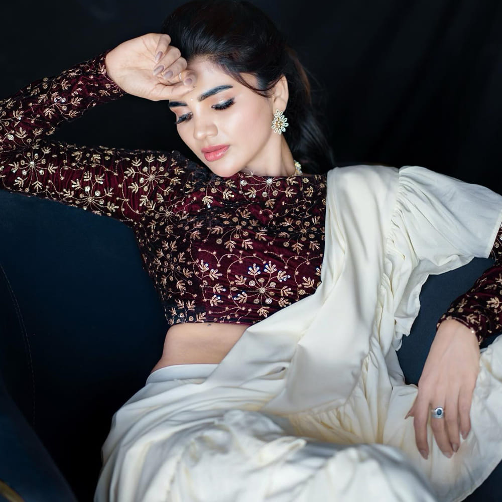 ఈ మధ్య జబర్దస్త్ లోకి వచ్చి బాగా ఫేమస్ అయింది వర్ష.. అంతకుముందు కొన్ని సీరియల్స్ లో నటించిన వర్షకి పెద్దగా పాపులర్ కాలేదు.. అయితే ఎప్పుడైతే జబర్దస్త్ లోకి ఎంట్రీ ఇచ్చిందో అప్పుటి నుంచి ఈ అమ్మడు క్రేజ్ అమాంతం పెరిగిపోయింది.  సోషల్ మీడియాలో యాక్టివ్ గా ఉంటున్న ఈ భామ ఎప్పటికప్పుడు తన హాట్ ఫోటో షూట్ లు సోషల్ మీడియాలో షేర్ చేస్తూ వస్తోంది.   

