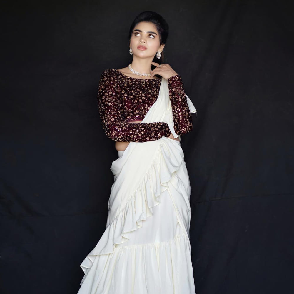 ఈ మధ్య జబర్దస్త్ లోకి వచ్చి బాగా ఫేమస్ అయింది వర్ష.. అంతకుముందు కొన్ని సీరియల్స్ లో నటించిన వర్షకి పెద్దగా పాపులర్ కాలేదు.. అయితే ఎప్పుడైతే జబర్దస్త్ లోకి ఎంట్రీ ఇచ్చిందో అప్పుటి నుంచి ఈ అమ్మడు క్రేజ్ అమాంతం పెరిగిపోయింది.  సోషల్ మీడియాలో యాక్టివ్ గా ఉంటున్న ఈ భామ ఎప్పటికప్పుడు తన హాట్ ఫోటో షూట్ లు సోషల్ మీడియాలో షేర్ చేస్తూ వస్తోంది.   
