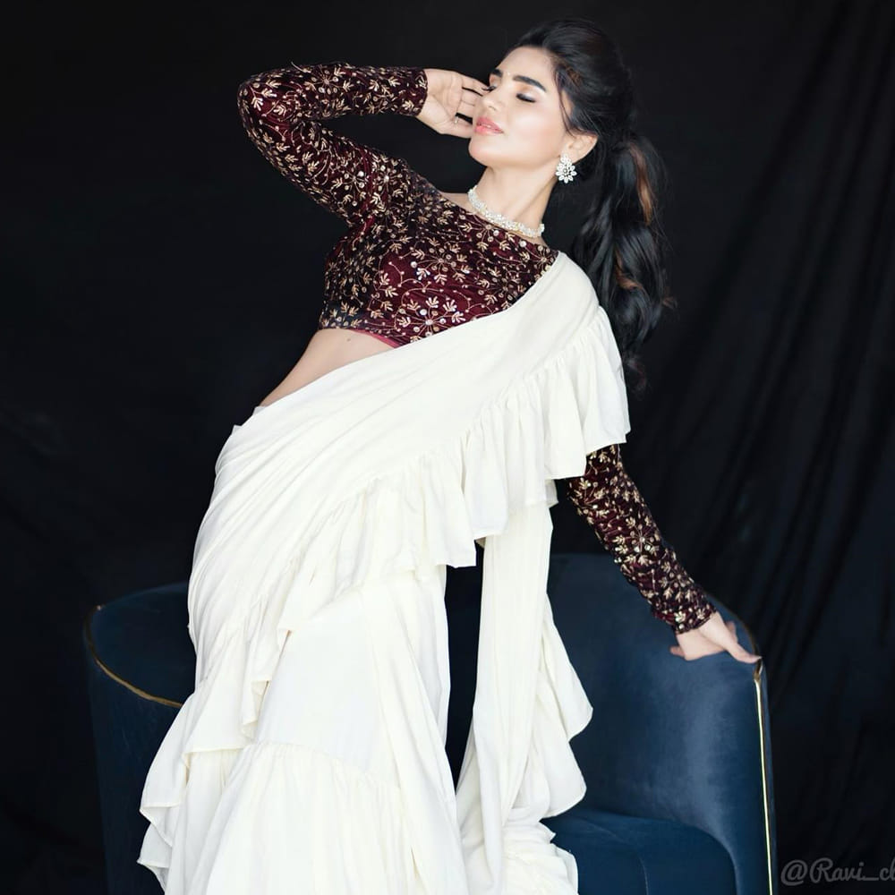 ఈ మధ్య జబర్దస్త్ లోకి వచ్చి బాగా ఫేమస్ అయింది వర్ష.. అంతకుముందు కొన్ని సీరియల్స్ లో నటించిన వర్షకి పెద్దగా పాపులర్ కాలేదు.. అయితే ఎప్పుడైతే జబర్దస్త్ లోకి ఎంట్రీ ఇచ్చిందో అప్పుటి నుంచి ఈ అమ్మడు క్రేజ్ అమాంతం పెరిగిపోయింది.  సోషల్ మీడియాలో యాక్టివ్ గా ఉంటున్న ఈ భామ ఎప్పటికప్పుడు తన హాట్ ఫోటో షూట్ లు సోషల్ మీడియాలో షేర్ చేస్తూ వస్తోంది.   

